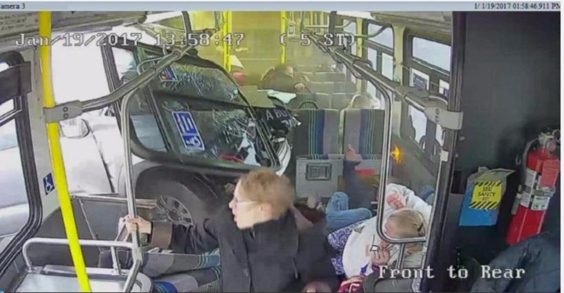 Βίντεο: Αυτοκίνητο «εισβάλλει» σε λεωφορείο - Οι επιβάτες «τινάζονται» από τις θέσεις τους