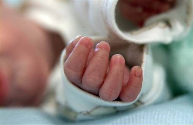Σοκ: Mωρό 5 ημερών βρέθηκε νεκρό στον ακάλυπτο πολυκατοικίας 