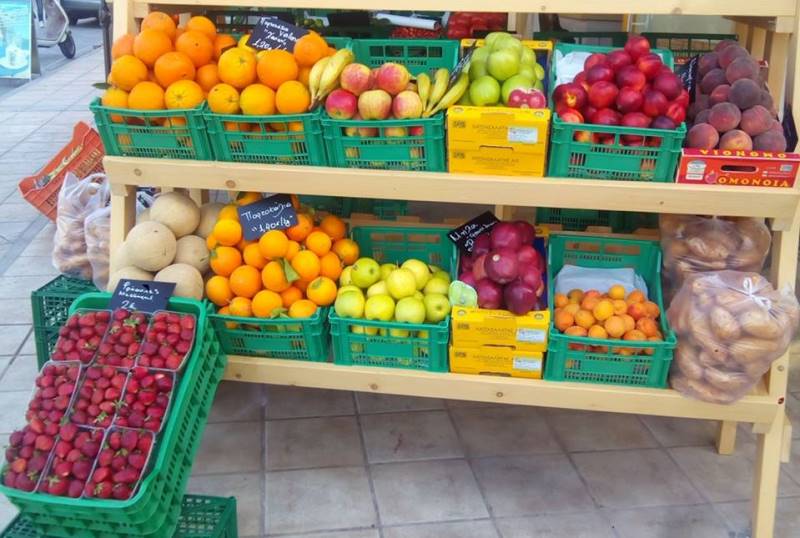 Τι λένε οι ιδιοκτήτες του μανάβικου που προσφέρουν δωρεάν φρούτα και λαχανικα σε άπορους! 