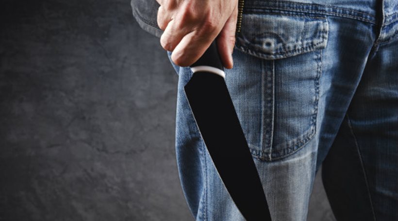 Άγνωστος επιτέθηκε με μαχαίρι σε γυναίκα μέσα στο κατάστημα της