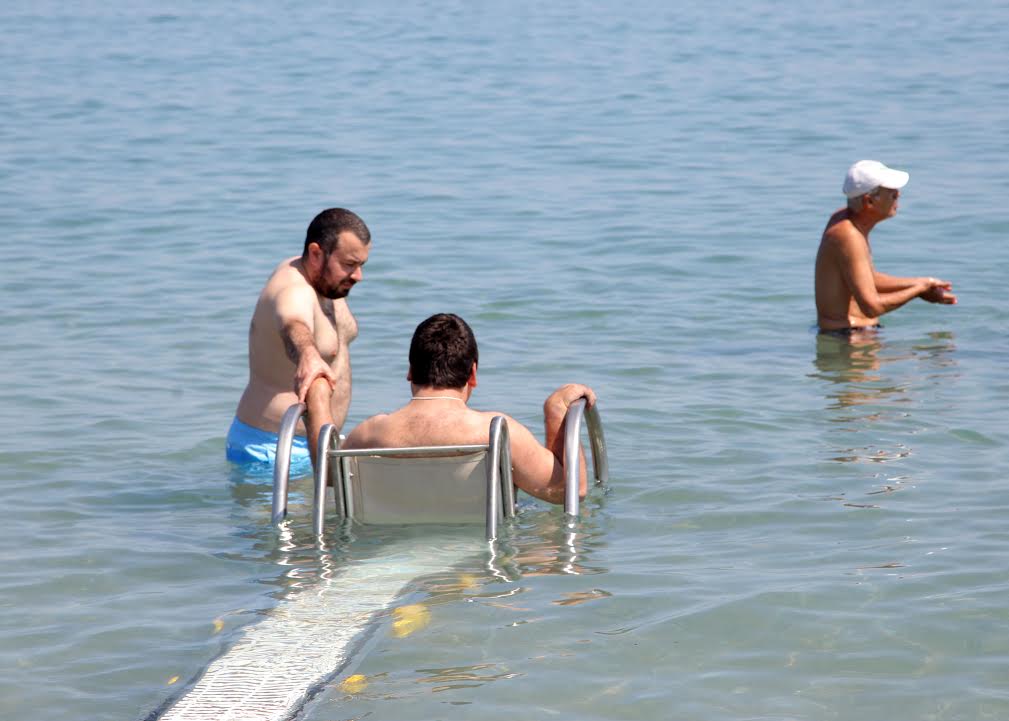 Ενημερωθηκαν οι ανθρωποι με αναπηρία, για την συσκευή αυτόνομης πρόσβασης στην θάλασσα στην δημοτική Ακτή Καρτερού (pics) 