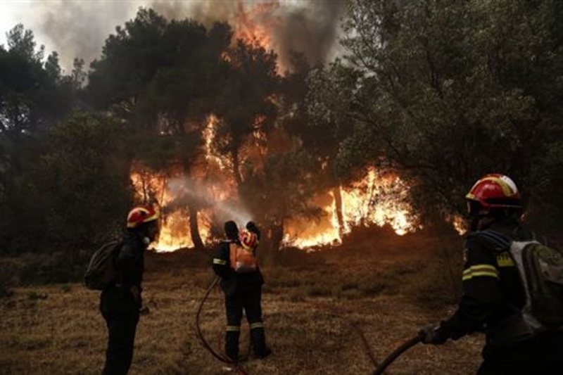 Μεγάλη φωτιά στην Εύβοια - Απειλεί κατοικημένες περιοχές 