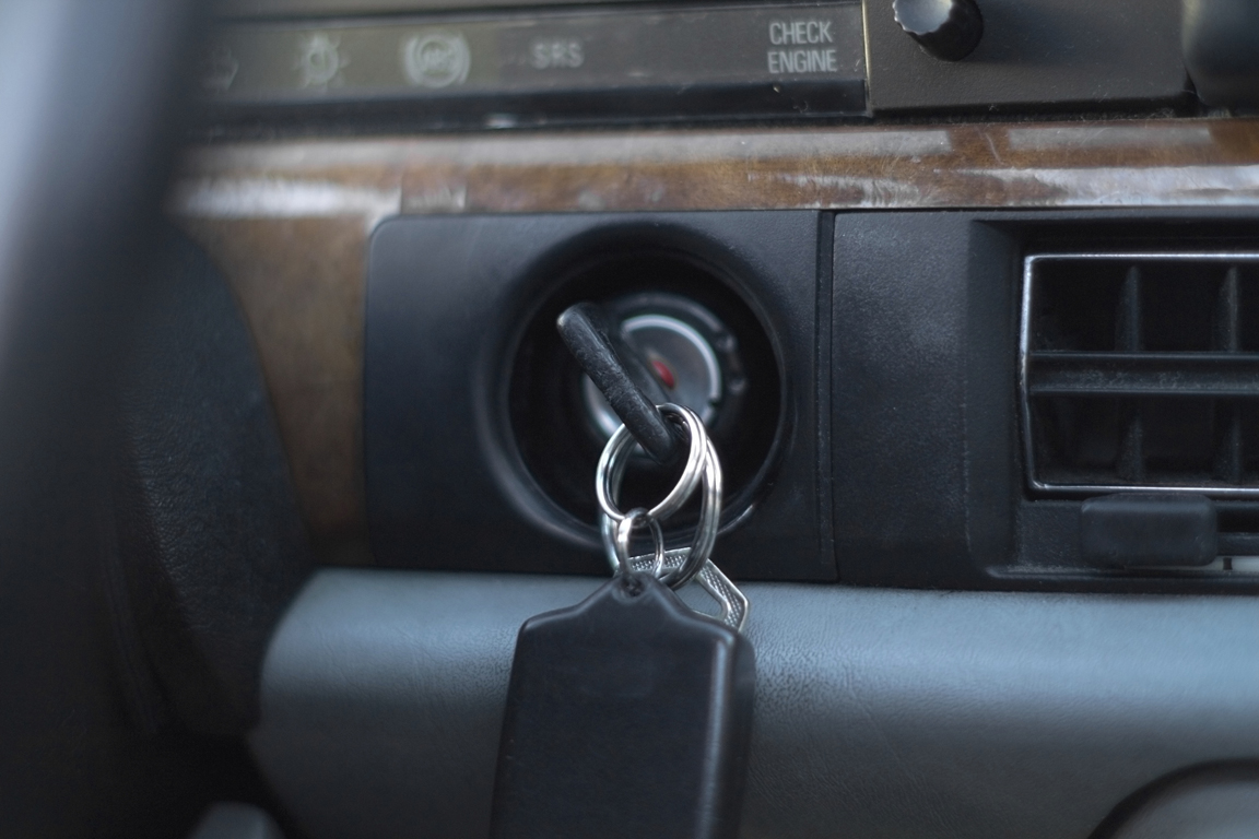  Γιατί δεν πρέπει να αφήνουμε τα κλειδιά στο αυτοκίνητο ούτε στο βενζινάδικο – Κάμερα ασφαλείας
