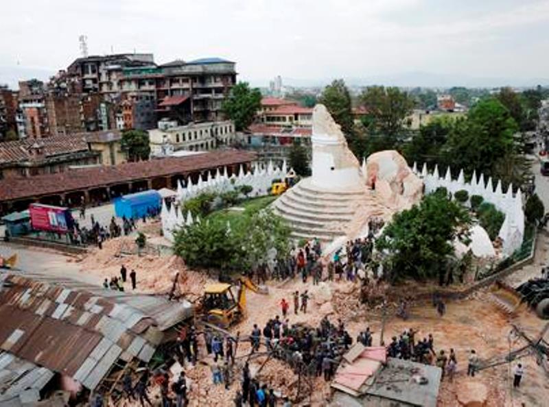 Εκατόμβη νεκρών στο Νεπάλ - Ακόμα βρίσκουν νεκρούς σε συντρίμμια