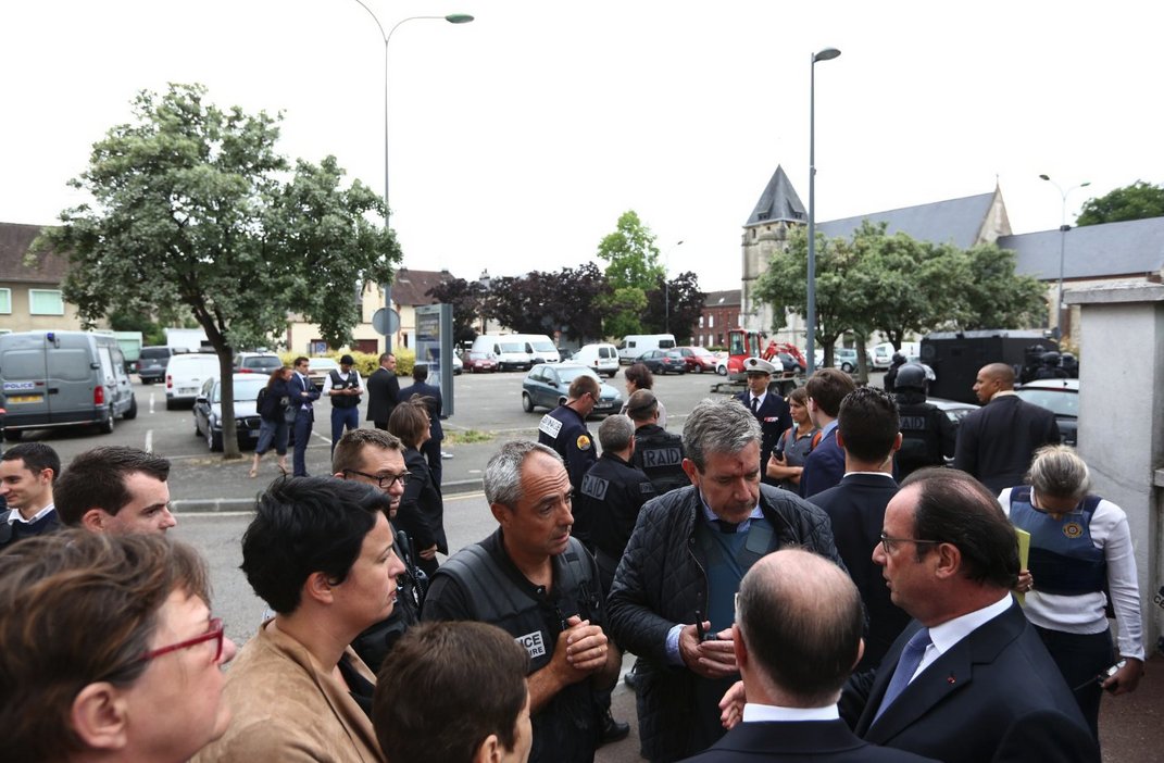 Νέο σοκ στη Γαλλία: Δύο ένοπλοι έσφαξαν ιερέα σε εκκλησία - Την ISIS «δείχνει» ο Ολάντ