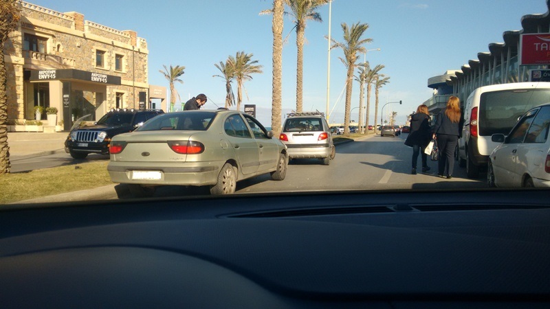 Ελαφρύ τροχαίο ατύχημα στην παραλιακή του Ηρακλείου (pics)