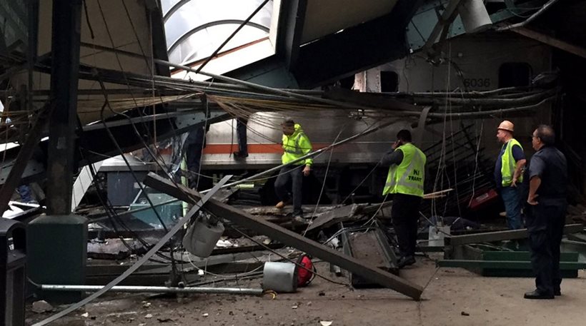 ΗΠΑ: Τρένο «εισέβαλε» σε αποβάθρα - Τρεις νεκροί και 100 τραυματίες (vids)