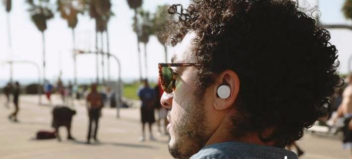 Ενας υπολογιστής στο... αυτί μας: Τα νέα «έξυπνα» ακουστικά αλλάζουν τον τρόπο που ακούμε 