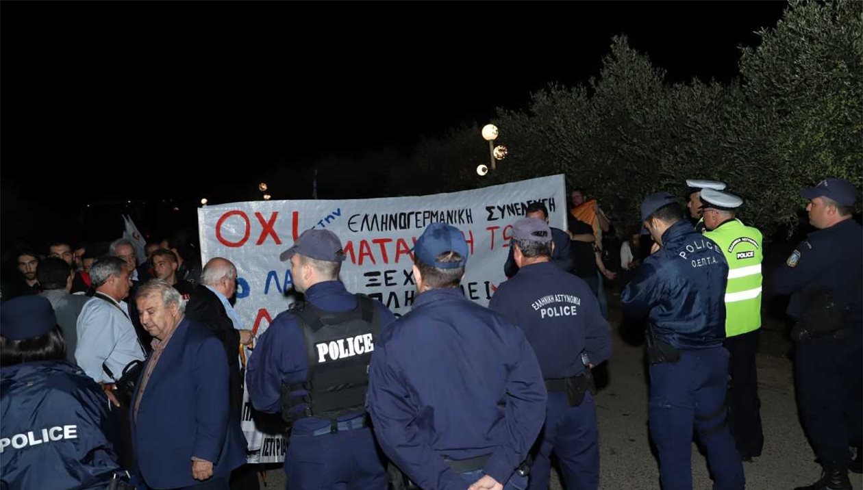 Οργή για την ελληνογερμανική συνέλευση: «Φύγετε από εδώ, ουστ!» 