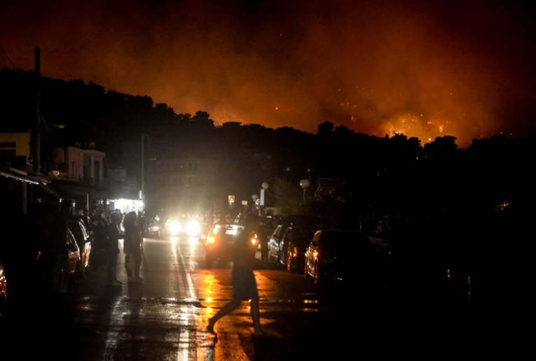 Νύχτα-κόλαση στον Κάλαμο: Ανεξέλεγκτη η φωτιά, Μπλακ άουτ στην περιοχή, Στάχτη δεκάδες σπίτια (pics & vid) 