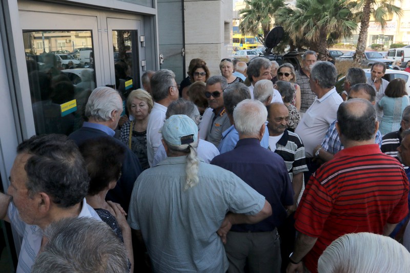 Λιποθυμούν περιμένοντας για τη σύνταξη-Ανοικτές και στο Ηράκλειο οι τράπεζες για τους συνταξιούχους (pics)