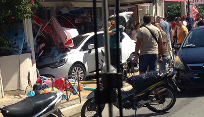 Αμάξι μπήκε μέσα σε βιτρίνα σούπερ μάρκετ στην Αγία Μαρίνα (φωτο)