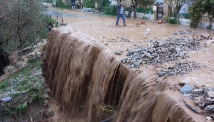 Καταρρακτώδεις βροχές στα Σφακιά - Πλημμύρισαν σπίτια - Έκλεισαν δρόμοι