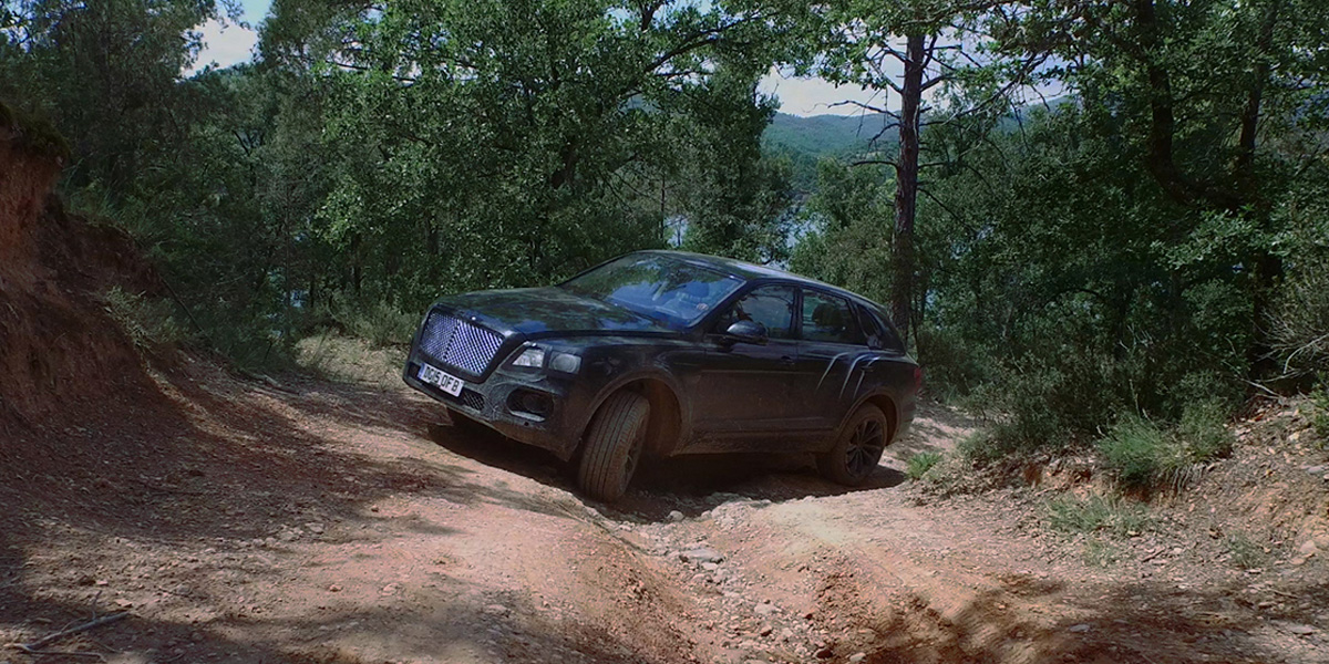 Το υπερπολυτελές SUV της Bentley κάνει off road (vid)