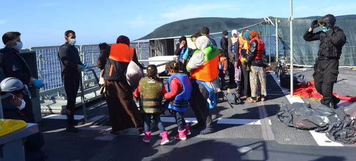 Iταλία: Εμπορικό πλοίο διέσωσε 26 μετανάστες στα ανοικτά Λιβύης - Φόβοι για αγνοούμενους 