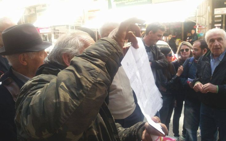 Έμποροι και πολίτες στη Θεσσαλονίκη αποδοκίμασαν βουλευτές του ΣΥΡΙΖΑ (vids)