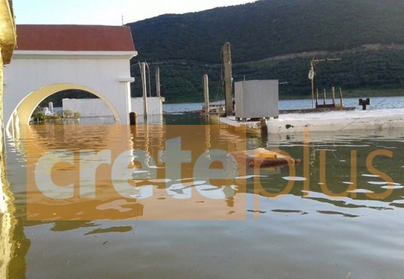Το νερό του Αποσελέμη σκέπασε την εκκλησία του Αγίου Θεοδώρου-Εικόνες που συγκινούν (pics) 