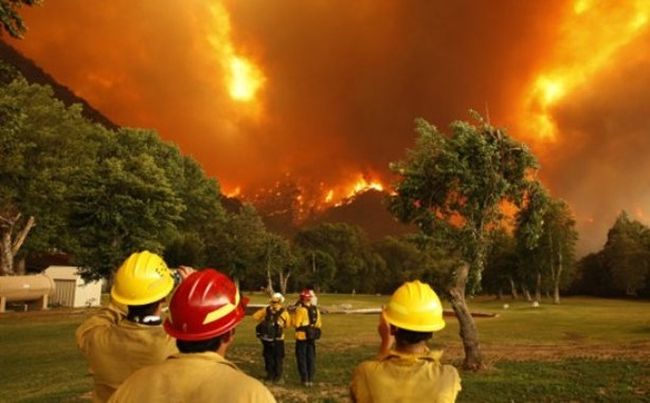 ΗΠΑ: Μάχη με τις φλόγες στην πυρκαγιά κοντά στις ακτές Μπιγκ Σερ στην Καλιφόρνια