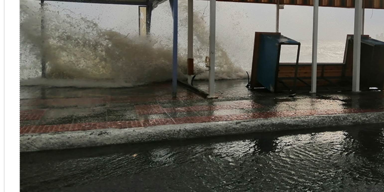Ανεμοστρόβιλος «σάρωσε» την Ιεράπετρα - Κύματα μέχρι τα καταστήματα 