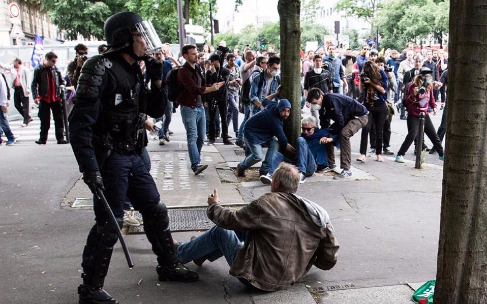 Μαζικές διαδηλώσεις στο Παρίσι κατά της αστυνομικής βίας