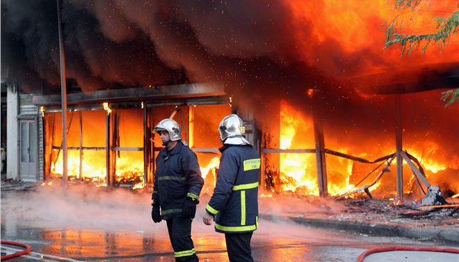 Συναγερμός στην λεωφόρο Καλοκαιρινού- Ξέσπασε φωτιά σε κατάστημα τα μεσάνυχτα 