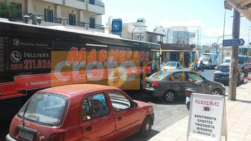 Τα παρκαρισμένα αυτοκίνητα μπλοκάρουν τα...λεωφορεία- Μποτιλιάρισμα στη λεωφόρο Ικάρου! (pic)
