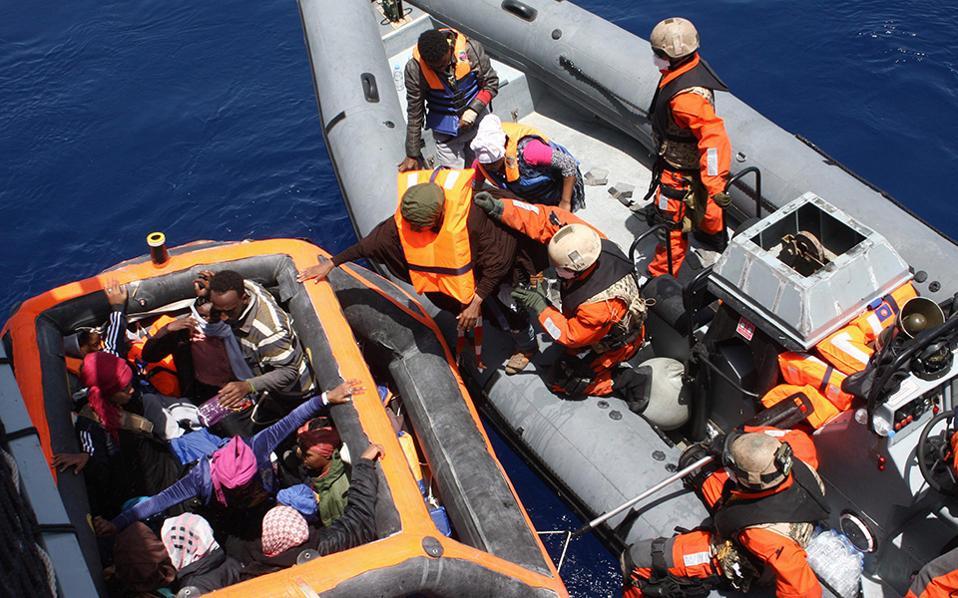 Ιρλανδικό πλοίο διέσωσε 712 πρόσφυγες στα ανοικτά της Λιβύης