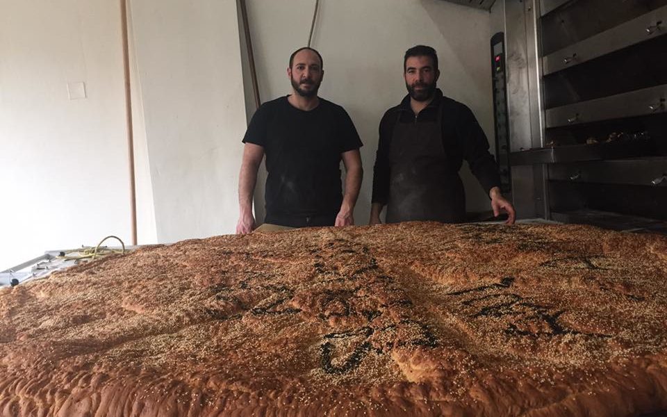 Την μεγαλύτερη λαγάνα στην Ελλάδα έφτιαξε φούρνος στην Κρήτη (pics) 