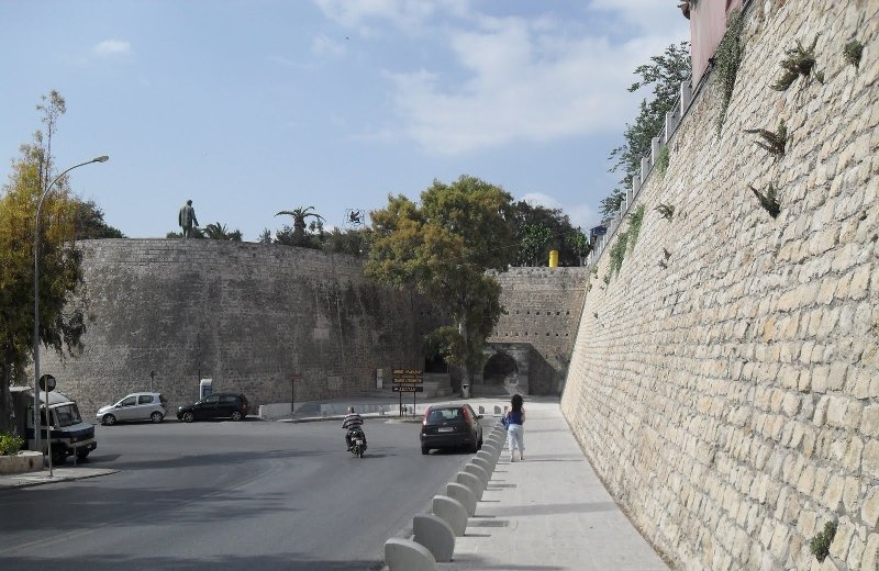«Βουτιά» στο κενό 55χρονης από τα τείχη 