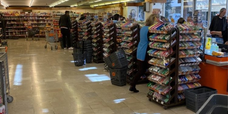 Ζητούν μέτρα για την προστασία τους οι εργαζόμενοι στα super market