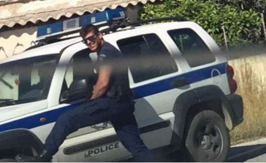 Τουρίστρια φωτογράφισε αστυνομικό και το Twitter «τρελάθηκε»-Υποψίες οτι είναι στην Κρήτη 