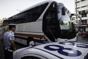 Λεωφορείο σφήνωσε με φορτηγάκι στην Ελούντα προκαλώντας κυκλοφοριακό «έμφραγμα»