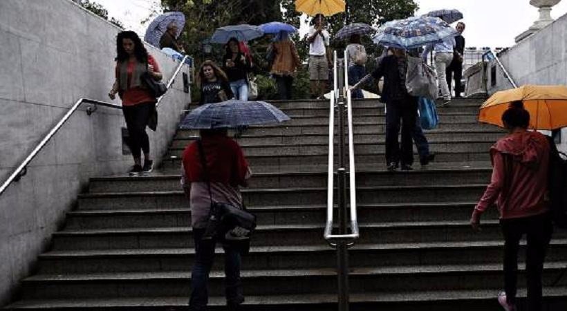 Παρέλαση με βροχές και καταιγίδες -Στους 22 βαθμούς η θερμοκρασία την Παρασκευή