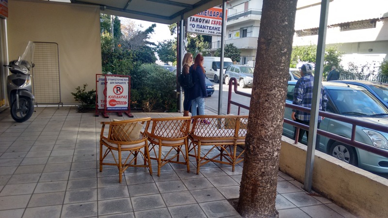 Θέμα CretePlus.gr: Εβαλε... καναπέ στη στάση λεωφορείου για τους Ηρακλειώτες που περιμένουν (pics)