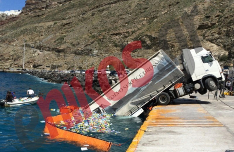 Νταλίκα κρέμεται στον αέρα στο λιμάνι της Σαντορίνης-Απίστευτο ατύχημα