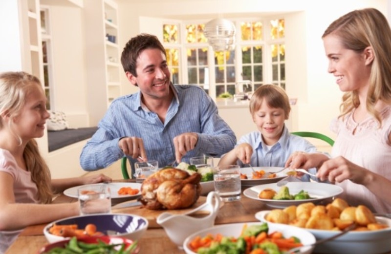 Τα παιδιά που τρώνε το ίδιο φαγητό με τους γονείς τρώνε και πιο υγιεινά!