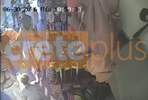 «Γουρούνα» έπεσε σε τουρίστες που κάθονταν σε παγκάκι- Δείτε καρε-καρέ το  βίντεο (vid)