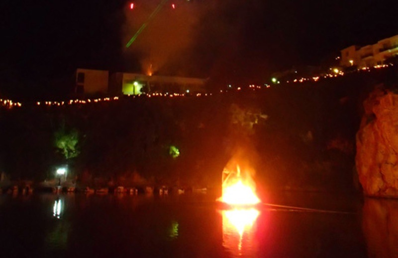 Το κάψιμο του Ιούδα στη λίμνη του Αγίου Νικολάου - Δείτε το εντυπωσιακό βίντεο (pics+vid)