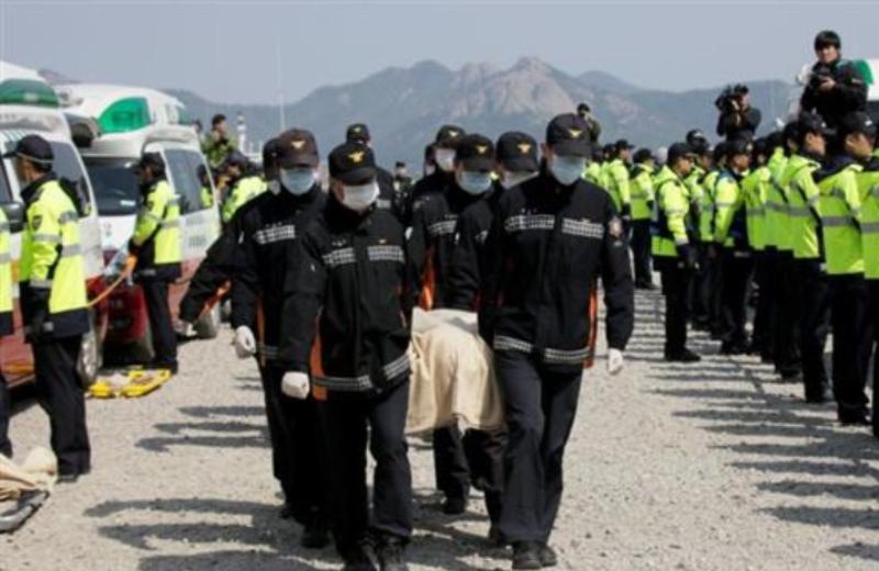 Ανασύρουν θύματα από τον υγρό τάφο στη Νότια Κορέα - Tι ισχυρίζεται ο καπετάνιος του πλοίου (vid)