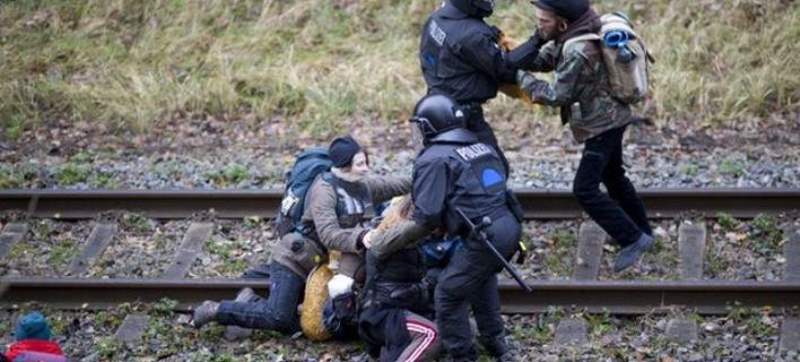 Ακτιβιστές αλυσοδέθηκαν στις ράγες για να εμποδίσουν το τρένο της υπουργού περιβάλλοντος της Γερμανίας 