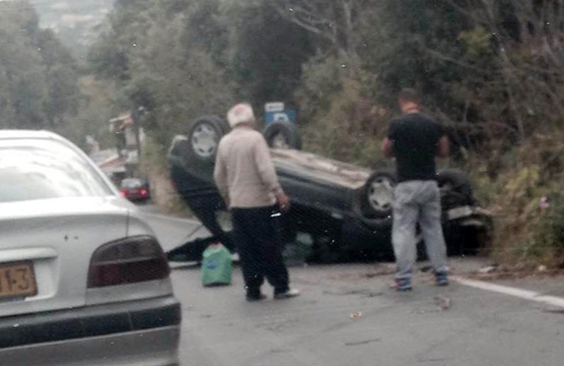Αυτοκίνητο έπεσε σε δέντρο στην Κνωσό (pic)