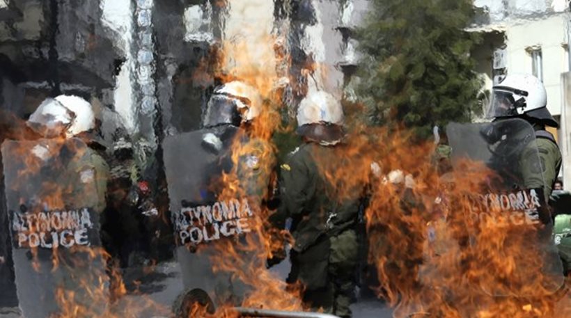 Τhe Times: Η Ελλάδα «βυθίζεται» στην ύφεση 