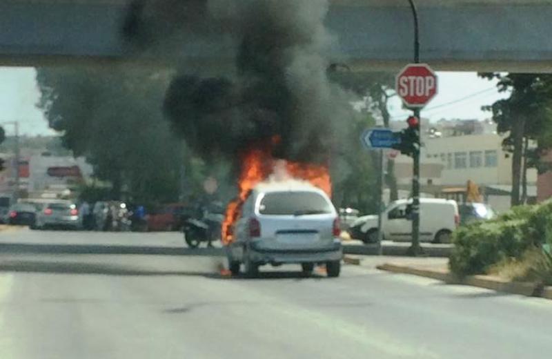 Ηράκλειο: Η στιγμή που άρπαξε φωτιά το αυτοκίνητο στο Γιόφυρο (pic)