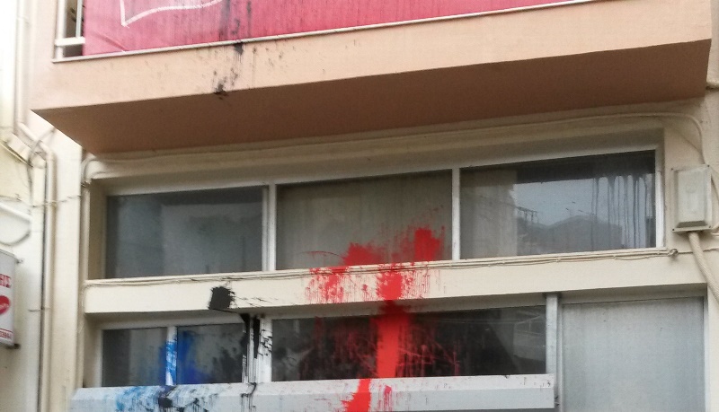 Ηράκλειο : Επίθεση με μπογιές στα γραφεία του ΣΥΡΙΖΑ σε ένδειξη αλληλεγγύης (pic)