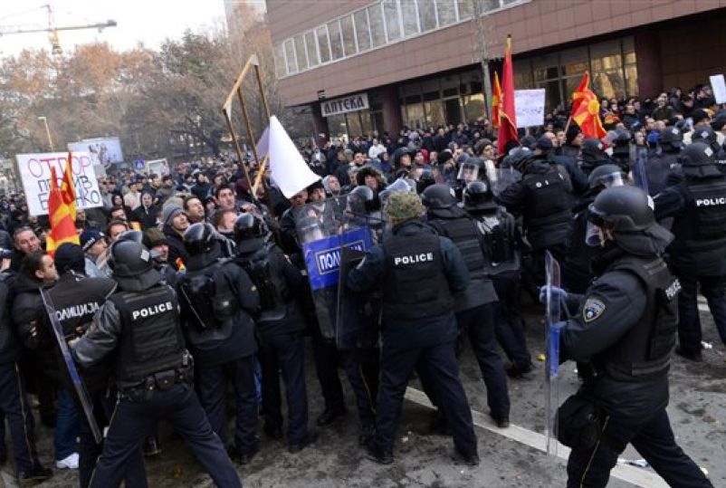 Ένταση μεταξύ αστυνομικών και διαδηλωτών μπροστά από το κτίριο της κυβέρνησης των Σκοπίων