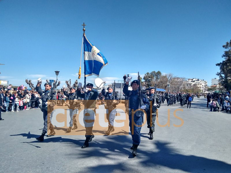 Δείτε στιγμές από την παρέλαση- Πλήθος κόσμου τίμησε την επέτειο της 25ης Μαρτίου στο Ηράκλειο (pics+vids) 