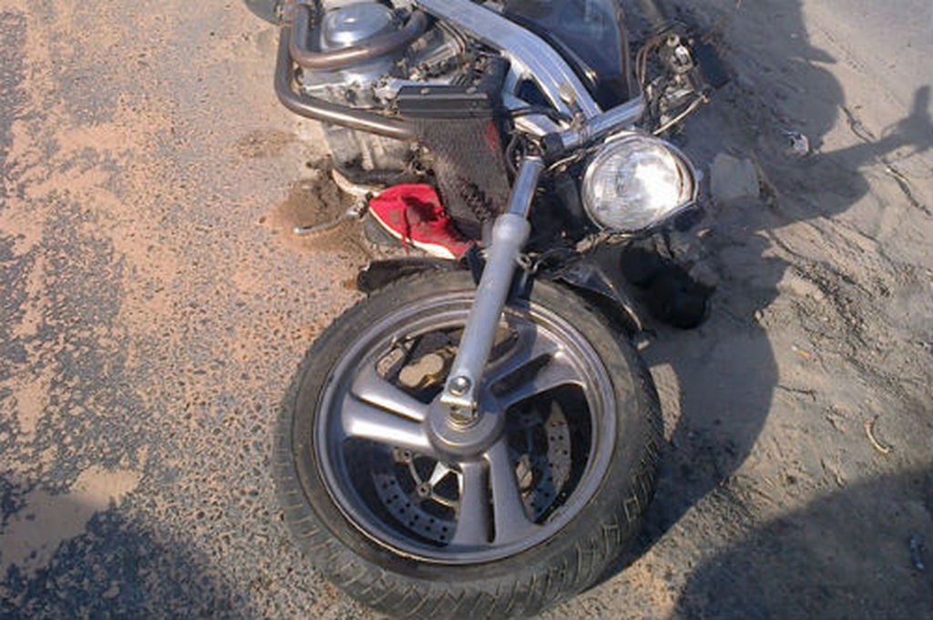 Τροχαίο στον Πύργο: Τραυματίας από πρόσκρουση μοτοσικλέτας σε κολόνα 