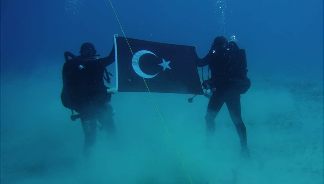 Έντονες αντιδράσεις για την τουρκική σημαία στον βυθό της Σούδας