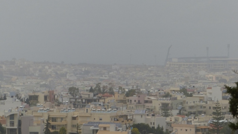 Τοπίο στην αφρικανική... ομίχλη η Κρήτη από τη μεταφορά των σωματιδίων - Που θα βρέξει (pics)