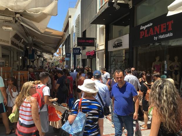 Σε πολύ χαμηλά επίπεδα κυμαίνεται η κίνηση στην αγορά στην Κρήτη και τον Αύγουστο παρά τις εκπτώσεις